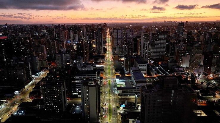 Foto o horizonte noturno de curitiba em curitiba, paraná, brasil região sul do brasil