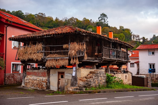 O horreo tem um valor folclórico inegável e é um marco da identidade asturiana