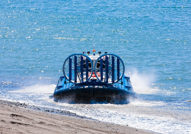 O hovercraft no oceano pacífico na península de kamchatka