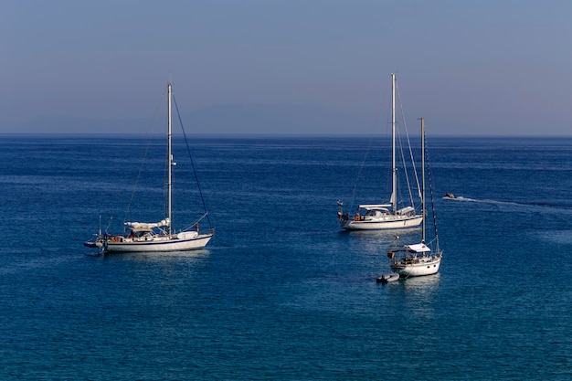 O iate navega ancorado na região de mar aberto de Epirus Grécia