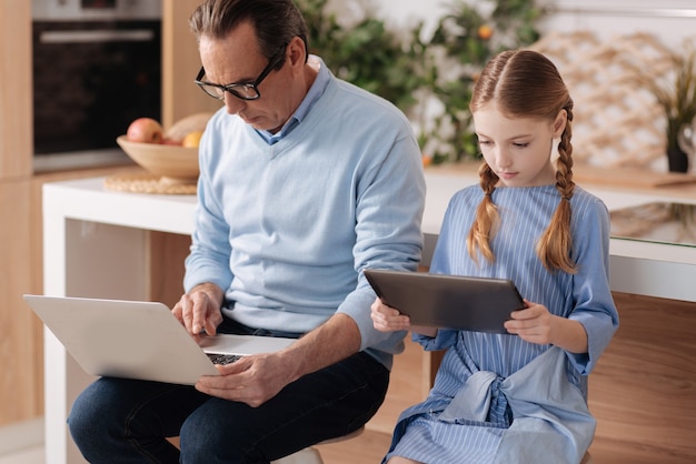 O idoso viciado envolvia pensionista sentado em casa e usando dispositivos eletrônicos com a neta enquanto navegava na Internet e verificava perfis de mídia social