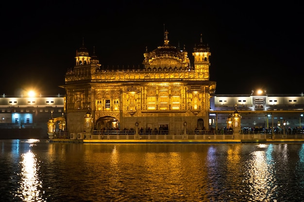 O impressionante Templo Dourado Sikh na região de Amritsar Punjab na Índia