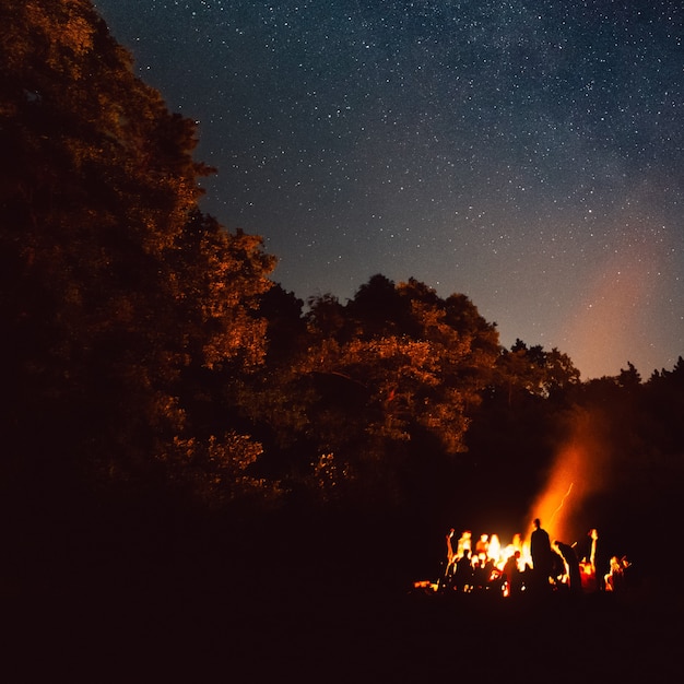 O incêndio à noite. Clima de verão