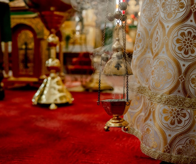 O incenso do padre em uma trava na igreja ortodoxa