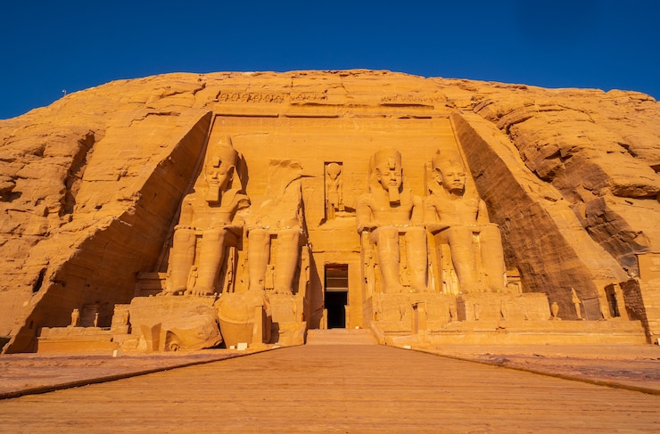 Foto o incrível templo de abu simbel reconstruído na montanha no sul do egito na núbia, próximo ao lago nasser. templo do faraó ramses ii, estilo de vida de viagem