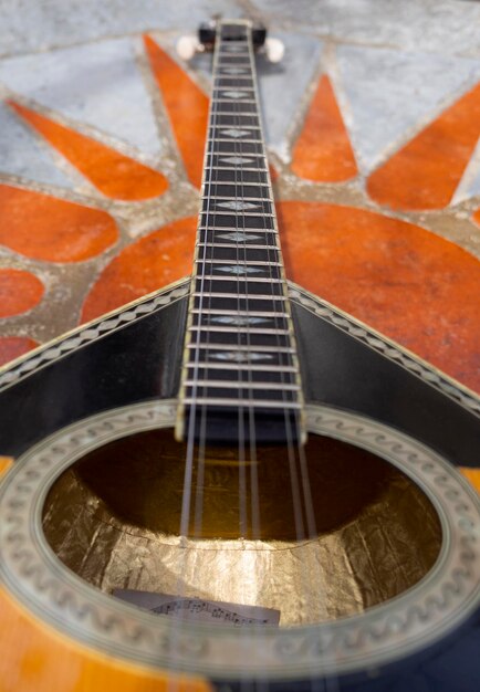 O instrumento musical de cordas gregas nacional bouzouki encontra-se em uma mesa de mármore na grécia