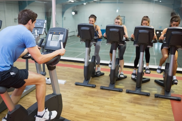 O instrutor masculino ensina a classe de spinning