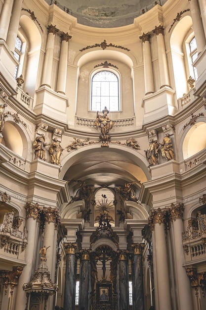 O interior da antiga igreja com moldura de ouro