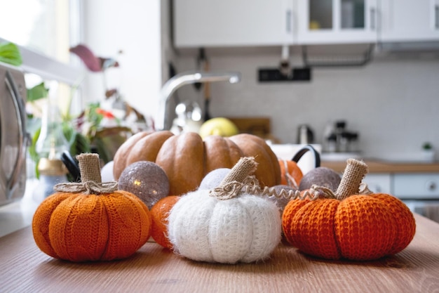 O interior da cozinha branca escandinava é decorado com abóboras para a decoração de casa de humor de outono de Halloween para o feriado