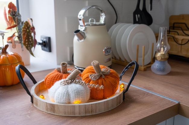 O interior da cozinha branca escandinava é decorado com abóboras para a decoração de casa de humor de outono de Halloween para o feriado