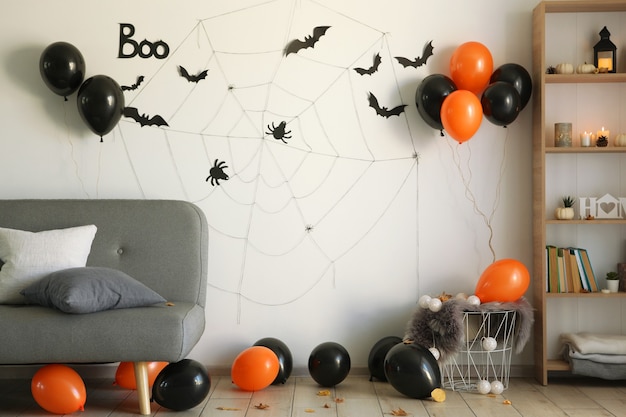 O interior da sala é decorado para o feriado de halloween