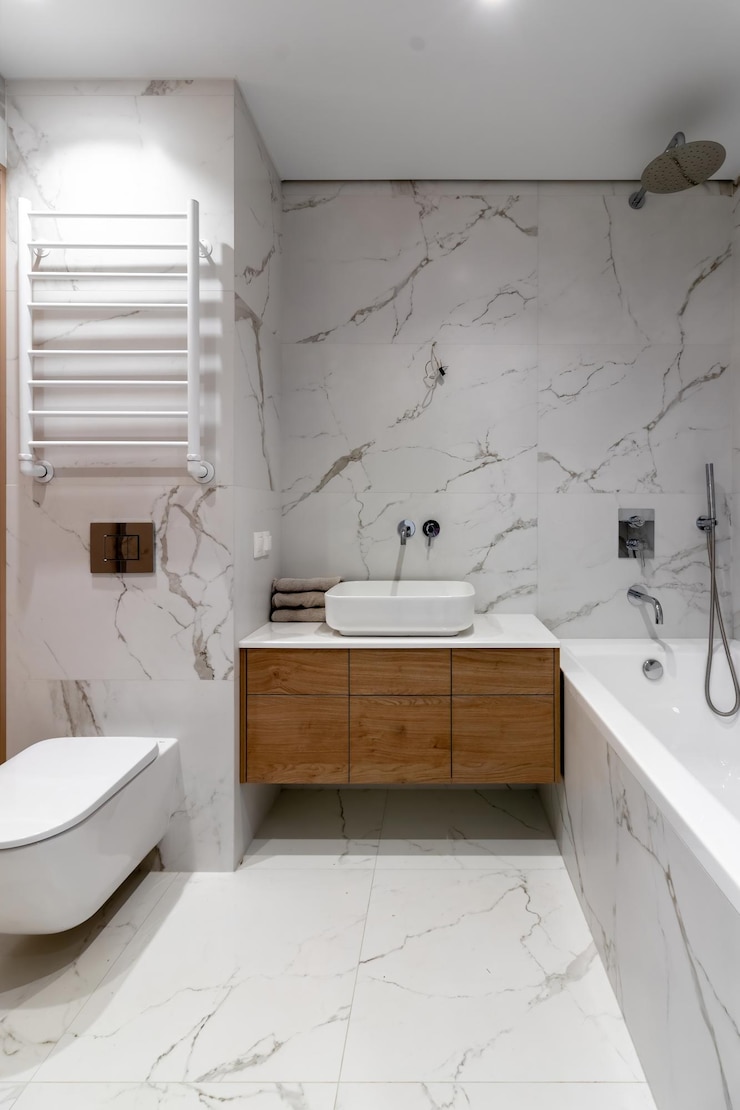 Foto o interior de um banheiro moderno no apartamento imediatamente após a reforma
