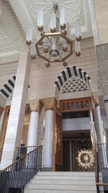 Foto o interior de uma mesquita com um grande lustre e um grande lustre