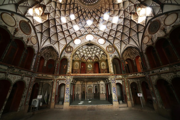 Foto o interior do antigo palácio da cidade sagrada de golestan.