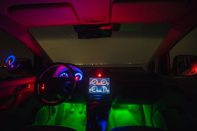 O interior do carro moderno. noite noite