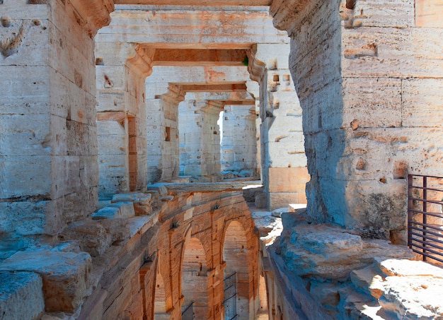 O interior do coliseu ou coliseu em arles, frança. foco seletivo