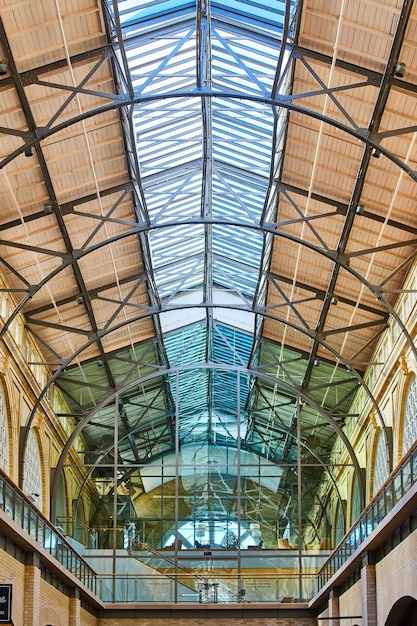 O interior do Ferry Building com teto de vidro azul pontiagudo com parede de vidro