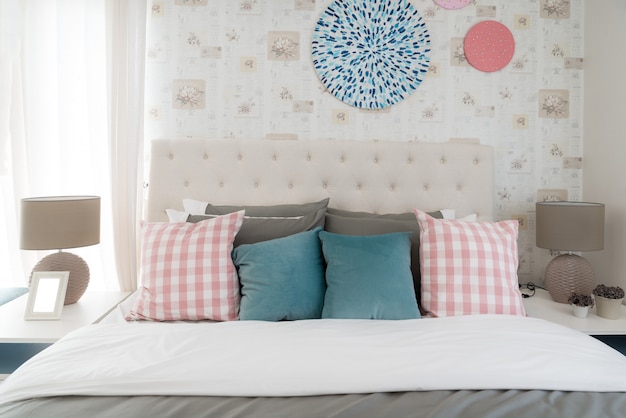 O interior do quarto branco com cama de casal e cor descansa em casa.