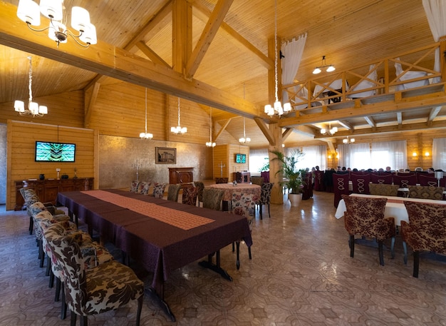 O interior do restaurante em estilo de madeira com uma grande mesa e cadeiras