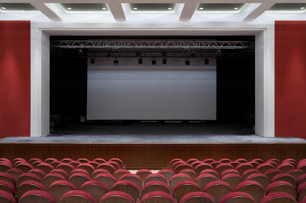 O interior do salão na exibição de teatro ou cinema do palco