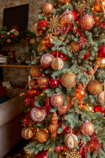 O interior escuro incomum da sala de estar em estilo loft é decorado com uma árvore de natal