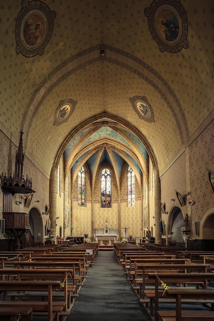O interior pintado do século XVIII da igreja da vila de Bassoues (sul da França, Gers)