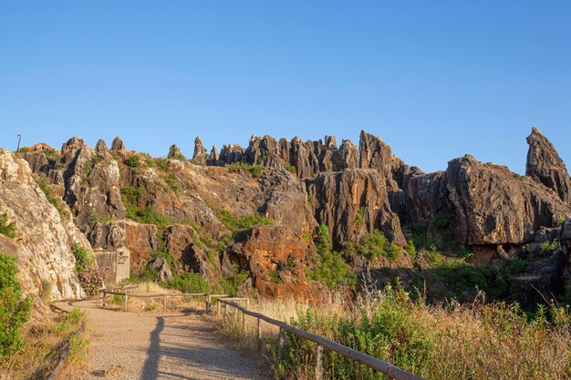O Iron Hill Cerro del Hierro erodiu a paisagem de algumas antigas minas abandonadas na Sierra Norte de Sevilha Parque Natural Andaluzia Espanha