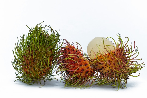 O isolado fresco do rambutan com folha verde. Rambutan fresco na cesta de bambu em branco