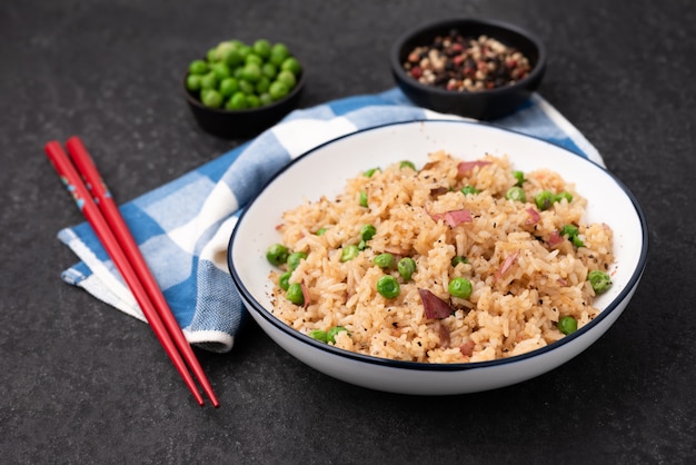 O Japão demitiu arroz com ervilhas e pauzinho