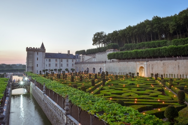 O jardim iluminado por velas ao entardecer