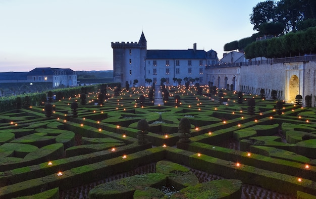 O jardim iluminado por velas ao entardecer