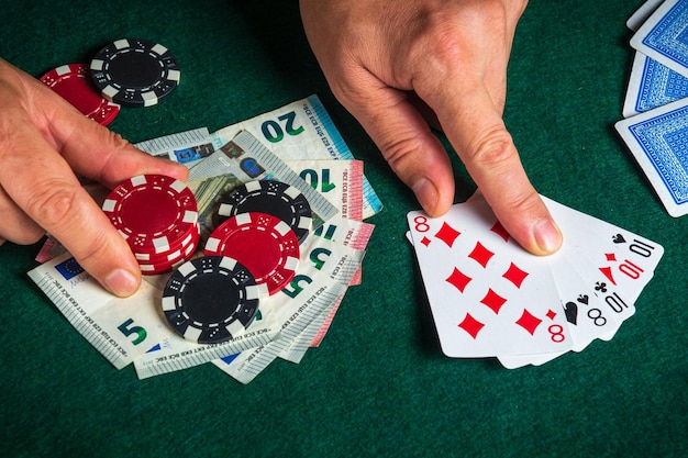 O jogador aponta com o dedo para ganhar full house ou full boat combinação no jogo de pôquer no cassino
