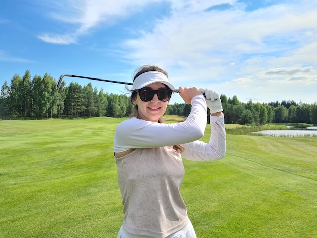 O jogador de golfe profissional mantém o clube de golfe no curso