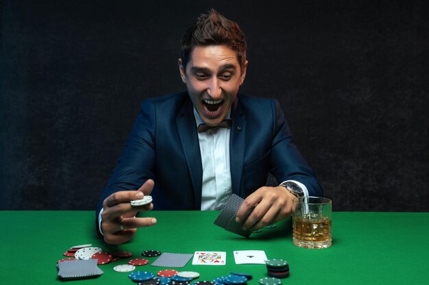 O jogador de pôquer sortudo se alegra com sua vitória e não consegue conter suas emoções.