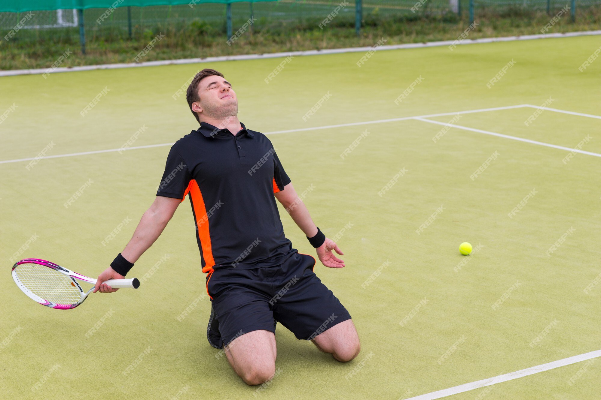 Jogador de tênis masculino ãƒâƒã‚â'ãƒâ‚ã‚â oncentrado no jogo