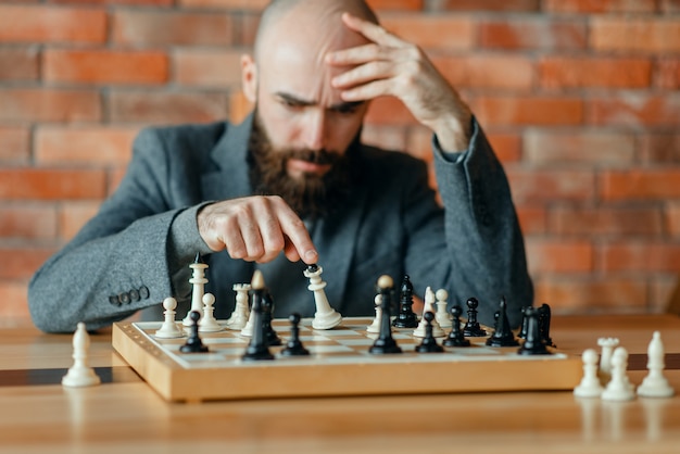 O jogador de xadrez masculino entendeu que perdeu, xeque-mate.