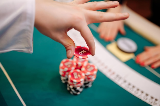 O jogador faz uma aposta no casino. Foto de alta qualidade