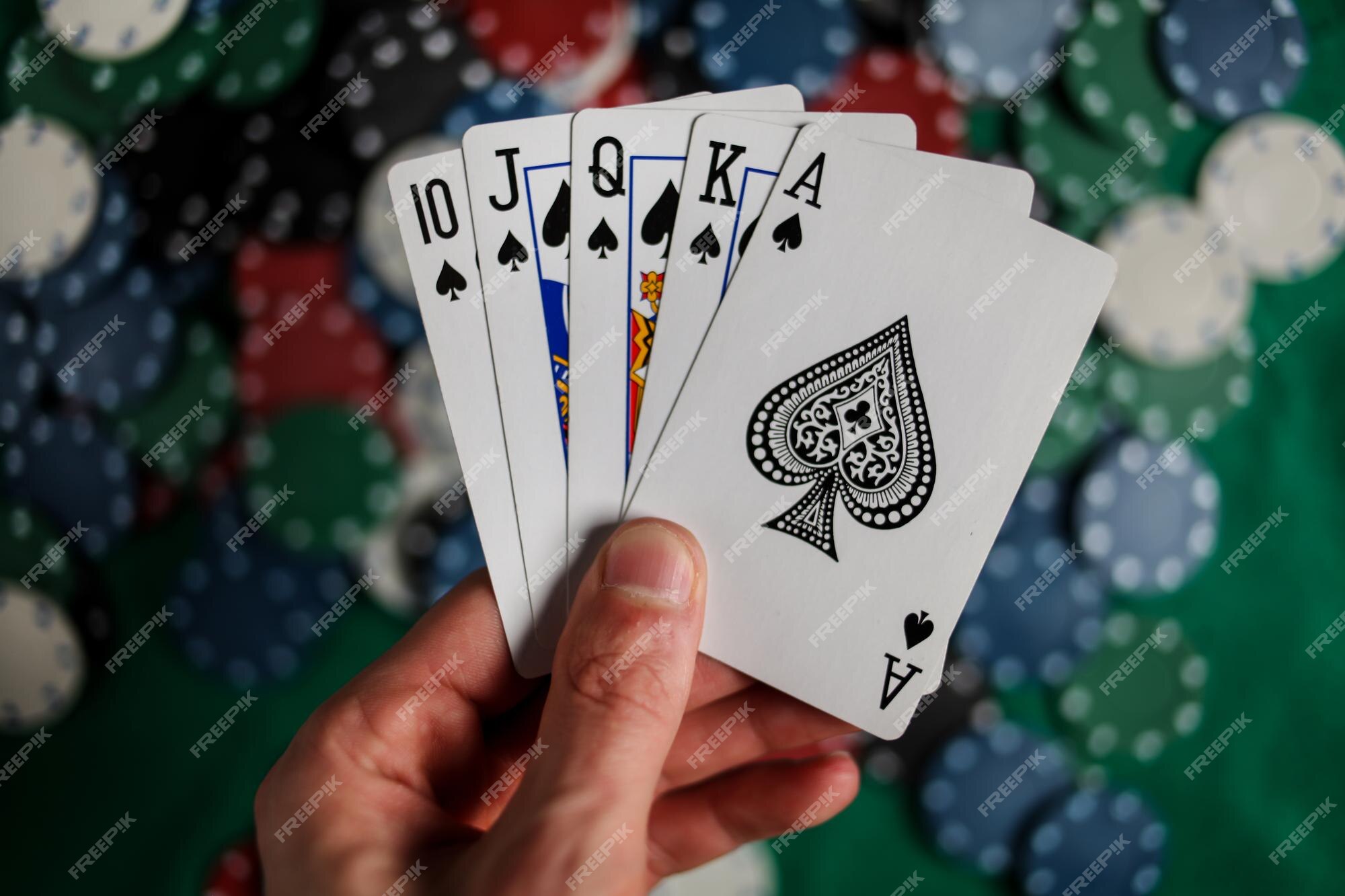 Procurando cartas na mão no jogo de cartas de jogar blackjack no cassino