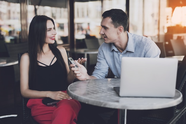 O jornalista entrevista a menina e escreve as respostas.