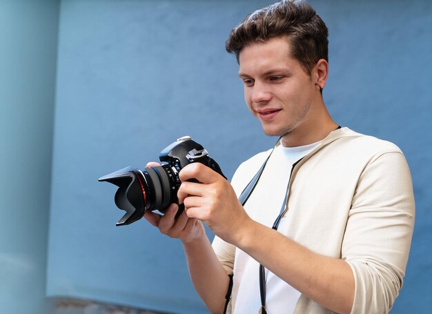 Foto o jovem admirou sua fotocamera generativa ai