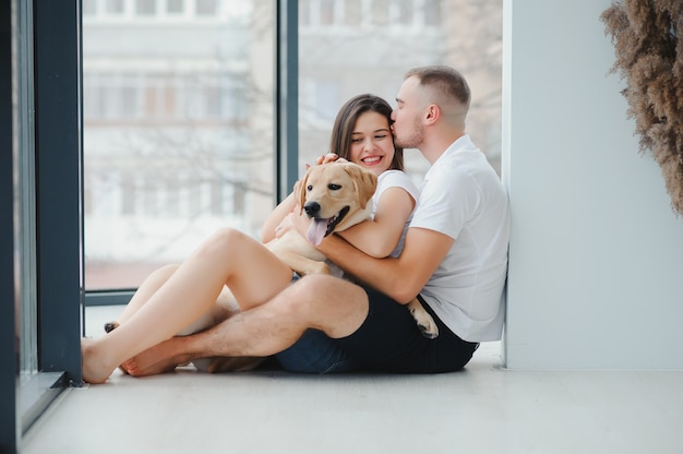 O jovem casal feliz está se mudando para uma nova casa