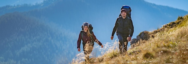 O jovem casal indo para a montanha