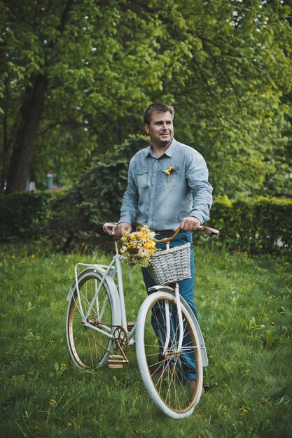 Foto o jovem com uma bicicleta 3131