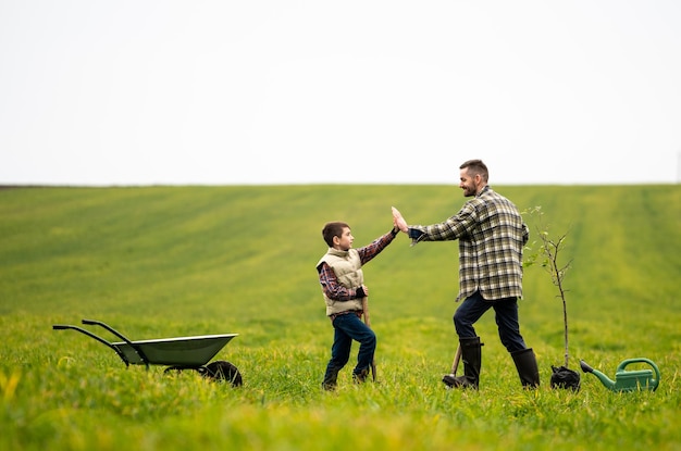 O jovem e seu filho se divertem no campo