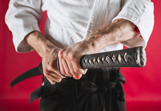 O jovem está treinando aikido em