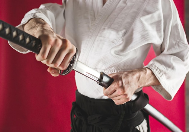 O jovem está treinando Aikido no estúdio