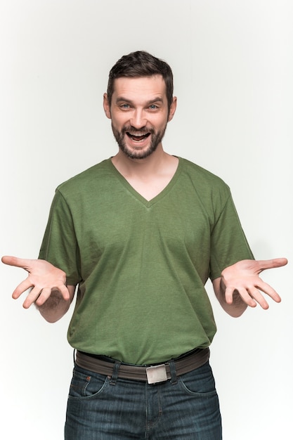 O jovem feliz olhando para a câmera em branco