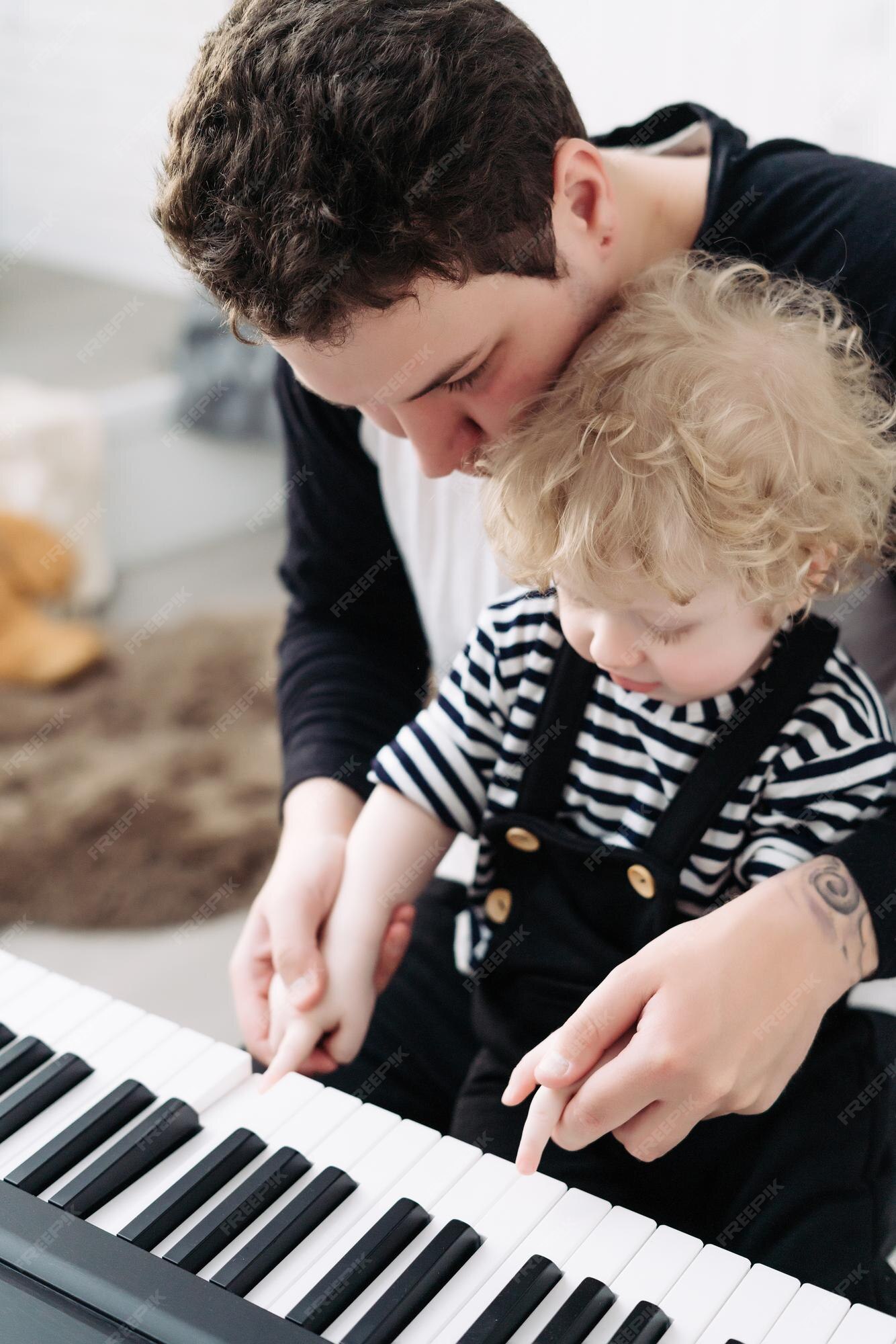 Pai Com a Menina Da Criança Na Música Do Jogo Do Natal No Piano Imagem de  Stock - Imagem de jogar, bonito: 134579623