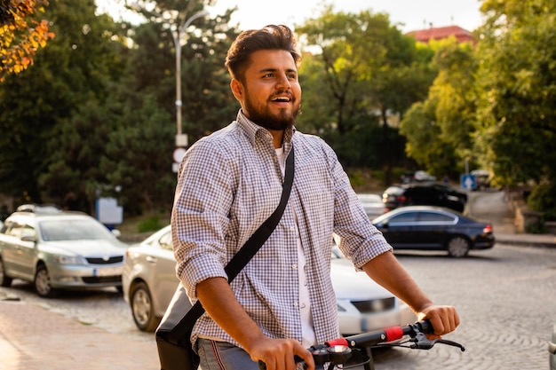 O jovem tem bom humor enquanto monta uma scooter elétrica