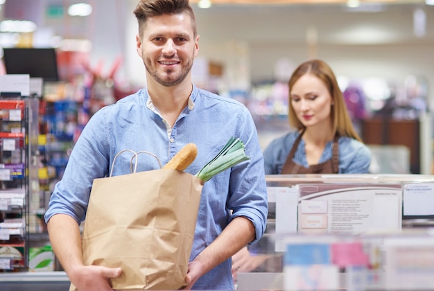 O jovem terminou suas compras